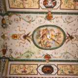 Al centro della volta San Michele Arcangelo calpesta un demone tra due donne svestite, alle estremit� invece due aquile bicefale sorreggono degli ovali con rossi volti demoniaci e recipienti bronzei usati per abluzioni rituali